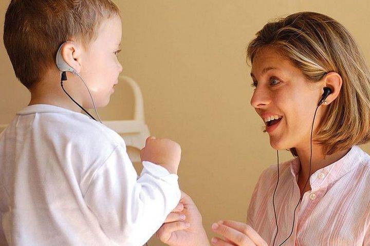 Как понять, что у ребенка проблемы со слухом, и как ему помочь