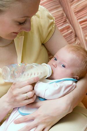 Как правильно кормить из бутылочки новорожденного: правила кормления ребенка