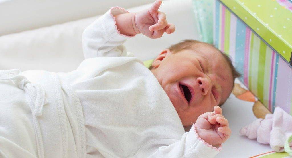 Почему новорожденный кряхтит, стонет и тужится во сне?
