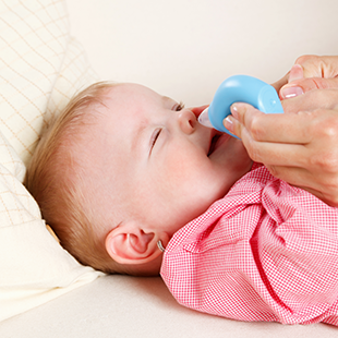 Как промыть нос ребенку физраствором и соленой водой