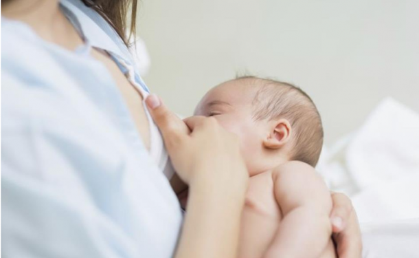 Простуда у грудничка: как не заразить грудного ребенка если мама заболела, лечение и симптомы у новорожденного, признаки, как лечить и можно ли кормить молоком