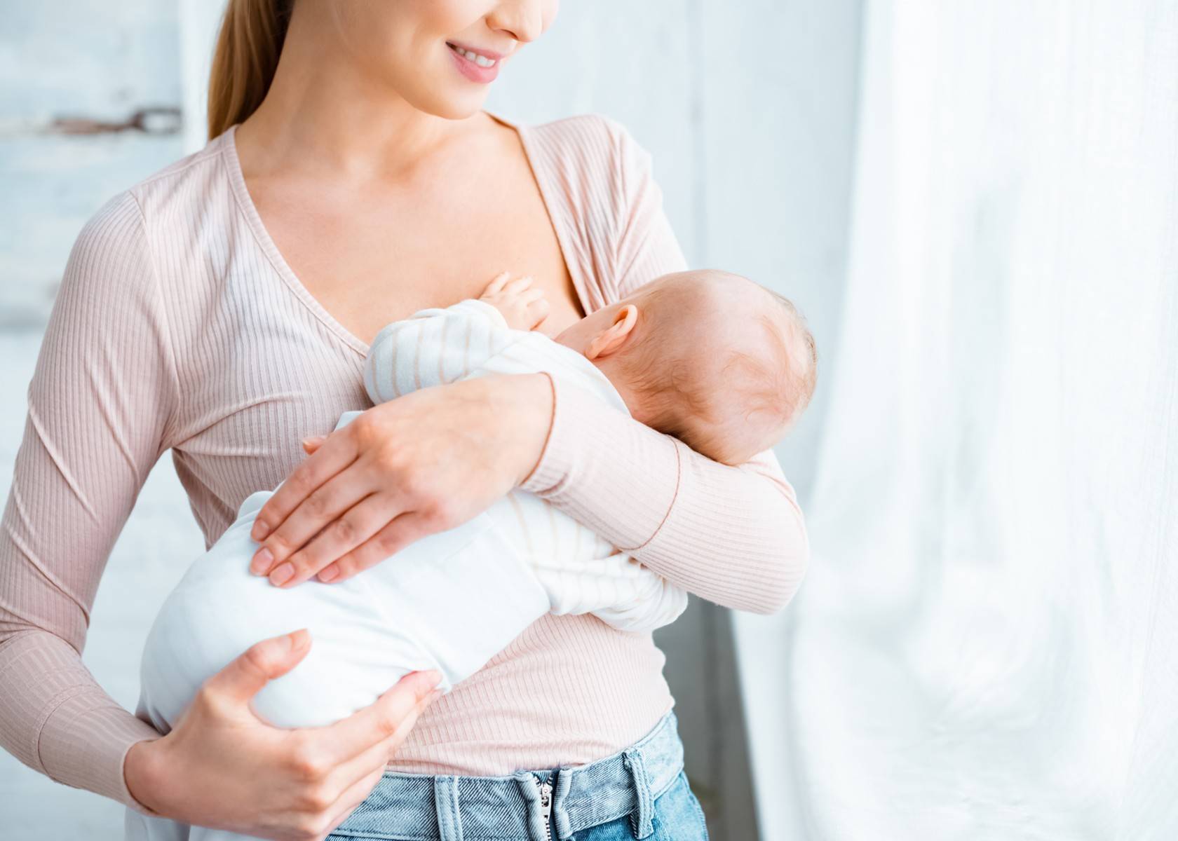 Как правильно кормить новорожденного грудным молоком?