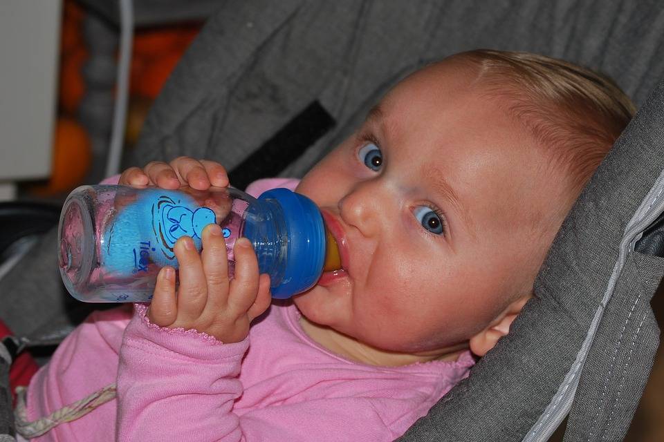 Ребенок пьет много воды: причины