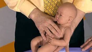 Как подмывать новорожденного мальчика, девочку в несколько месяцев, 2-5 лет