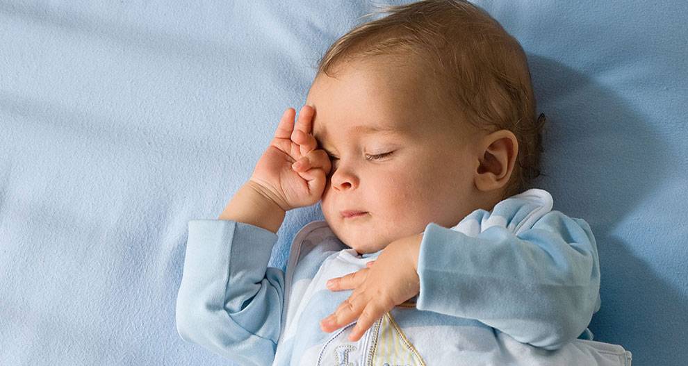 Чем помочь, когда новорожденный малыш мало спит