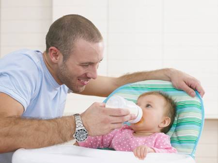 Сколько грудного молока или смеси должен съедать ребенок