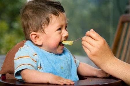 С какого возраста можно давать твердую пищу и как научить ребенка ее жевать?