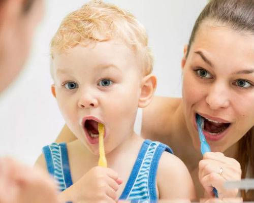 Когда начинать чистить зубы ребенку?!