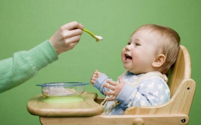 Каши для первого прикорма: со скольки месяцев можно давать кашу ребенку