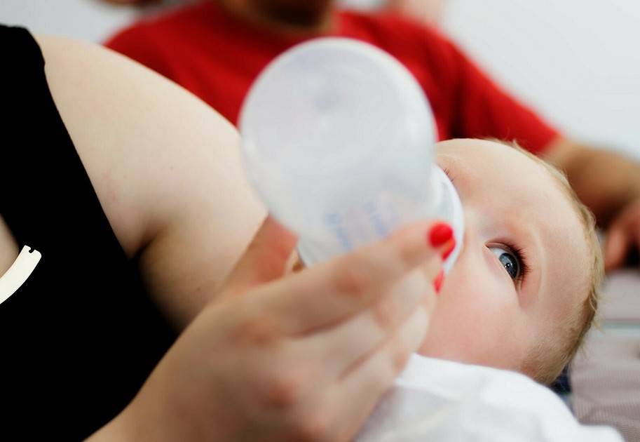 Нормы молока и смеси для новорожденного, или сколько должен съедать ребенок в 1 месяц