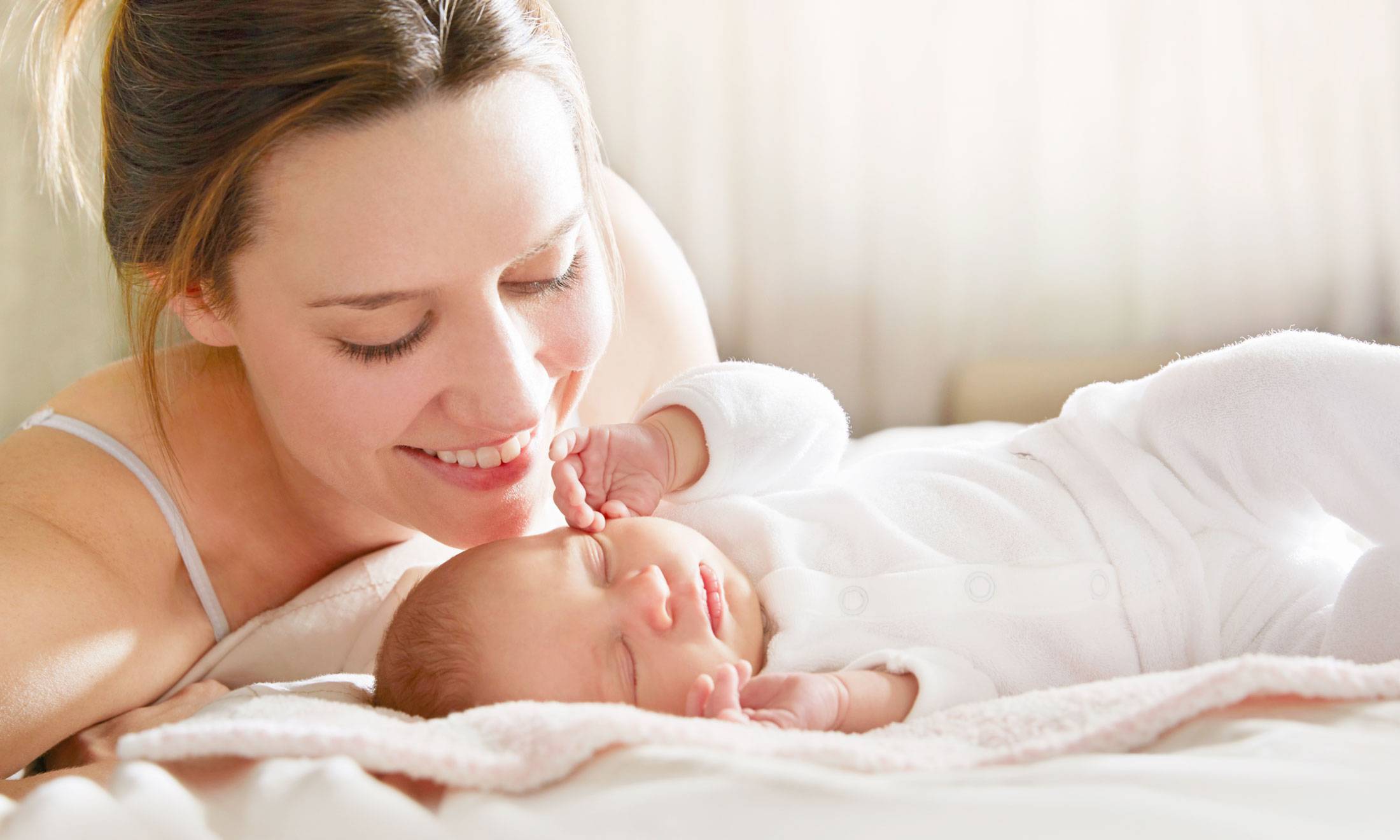 Можно ли новорожденному спать на животе: плюсы и минусы, мнения педиатров