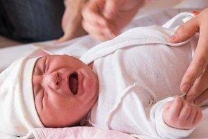 В каком положении можно класть грудничка на. как должен спать новорождённый: особенности сна малыша на первых этапах жизни.