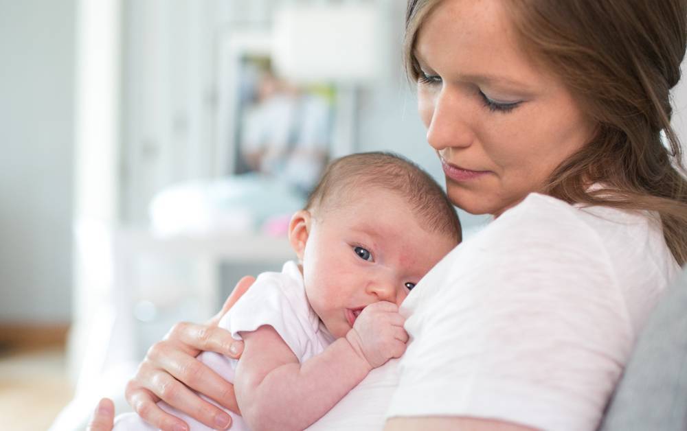 Почему возникает рвота у новорожденных после кормления?