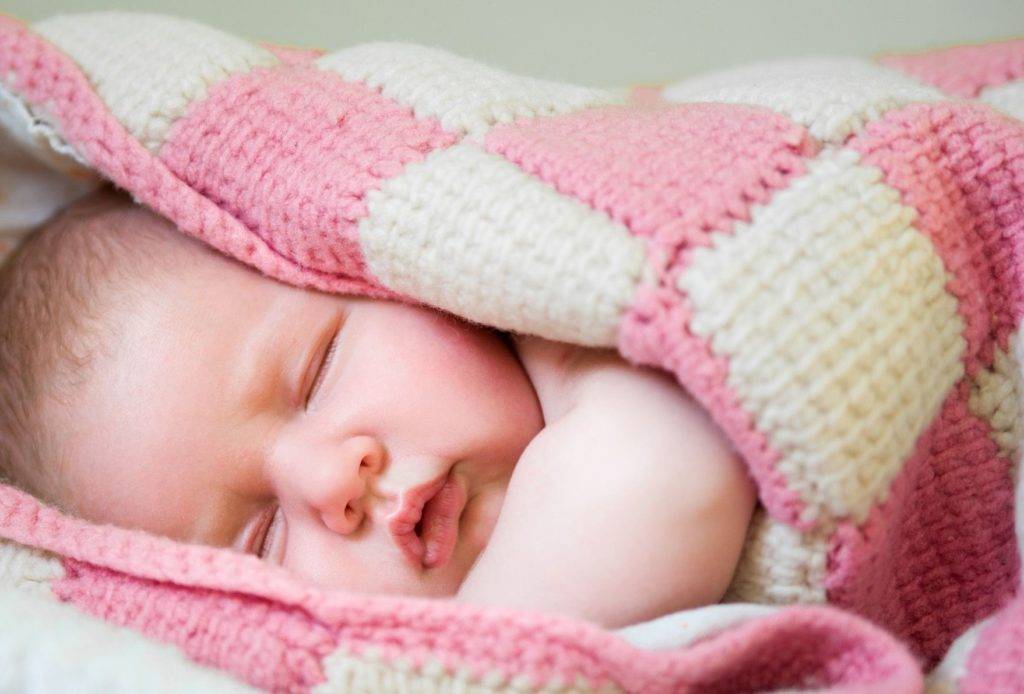 Доктор комаровский о том, почему ребенок потеет во сне