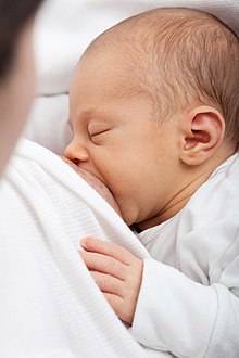 Ваш младенец часто улыбается во сне? ему снится мамина грудь