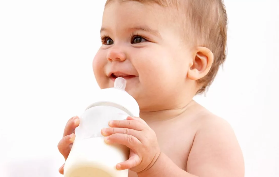 С какого возраста можно давать коровье молоко ребенку?