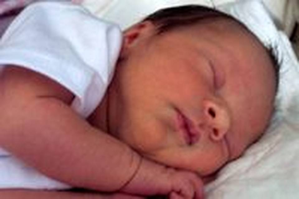 Почему новорожденные дети улыбаются во сне
