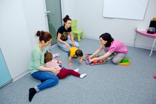 Ребенок не сидит в 7 месяцев: причины, как научить сидеть самостоятельно