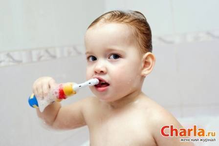 Как чистить зубки  детям до года?