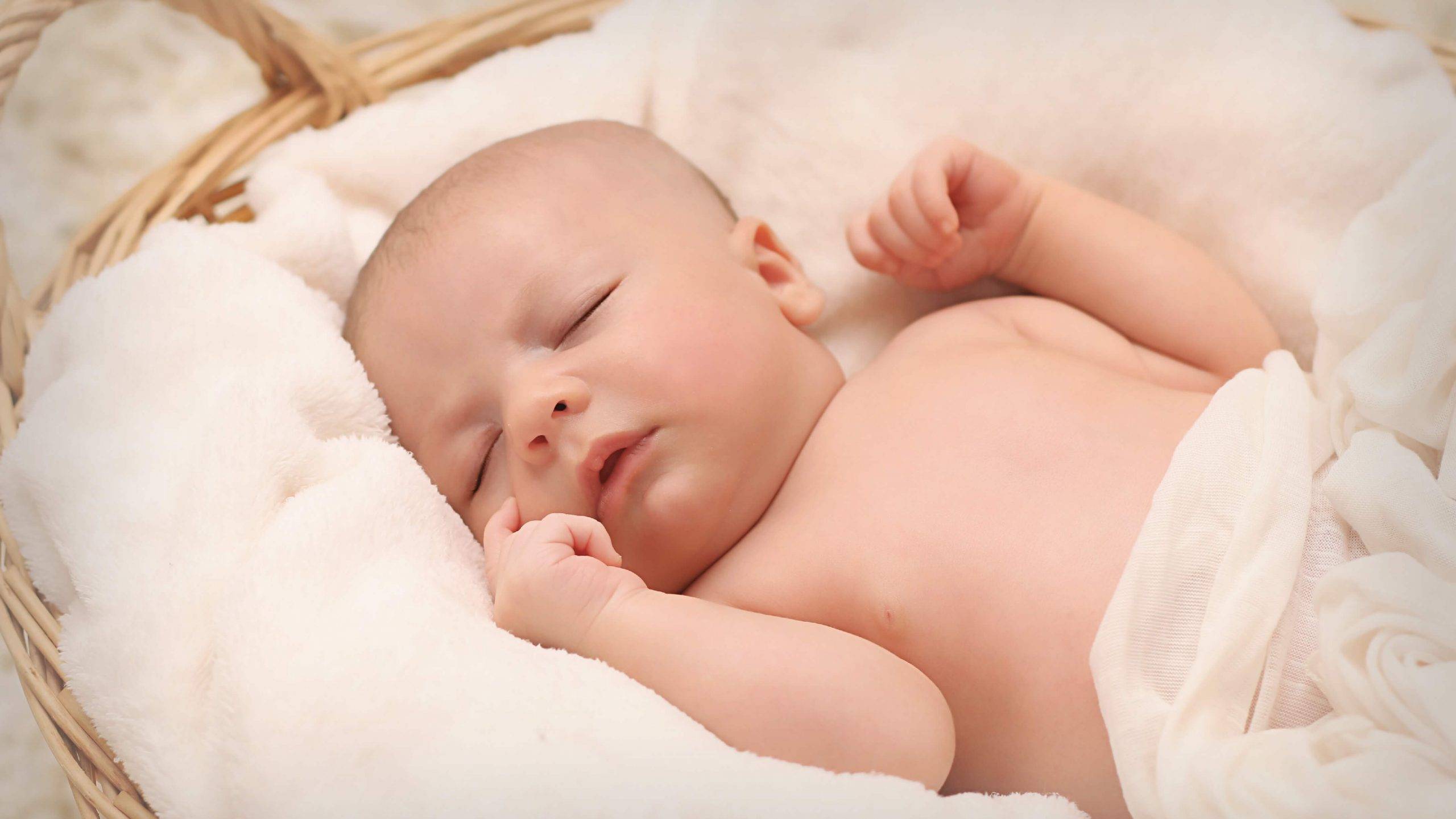 Сон младенца на боку: вред или польза