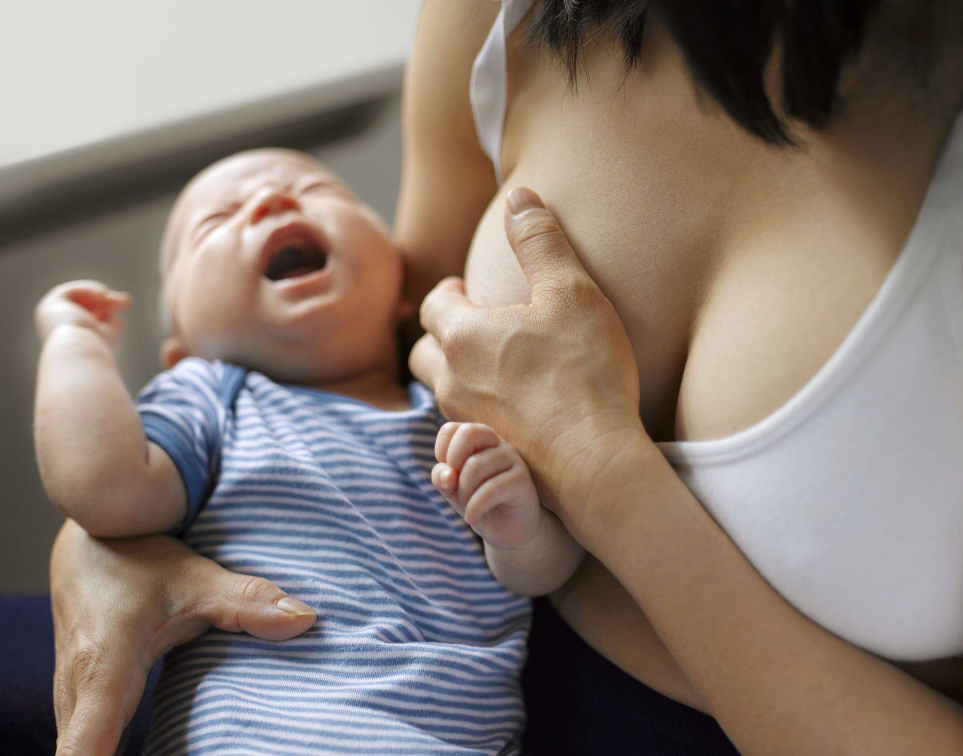 Ребёнок отказывается от грудного вскармливания: причины и решение