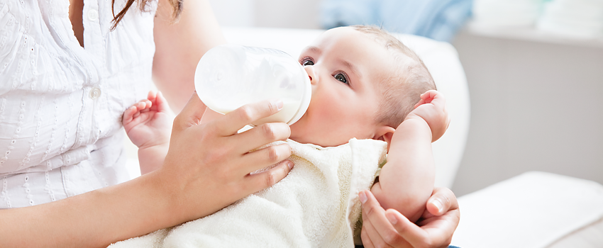 Сколько грудного молока или смеси должен съедать ребенок