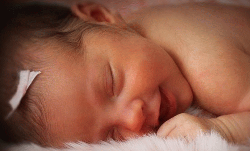 Новорожденный кряхтит и ворочается во сне: почему он так беспокойно спит?