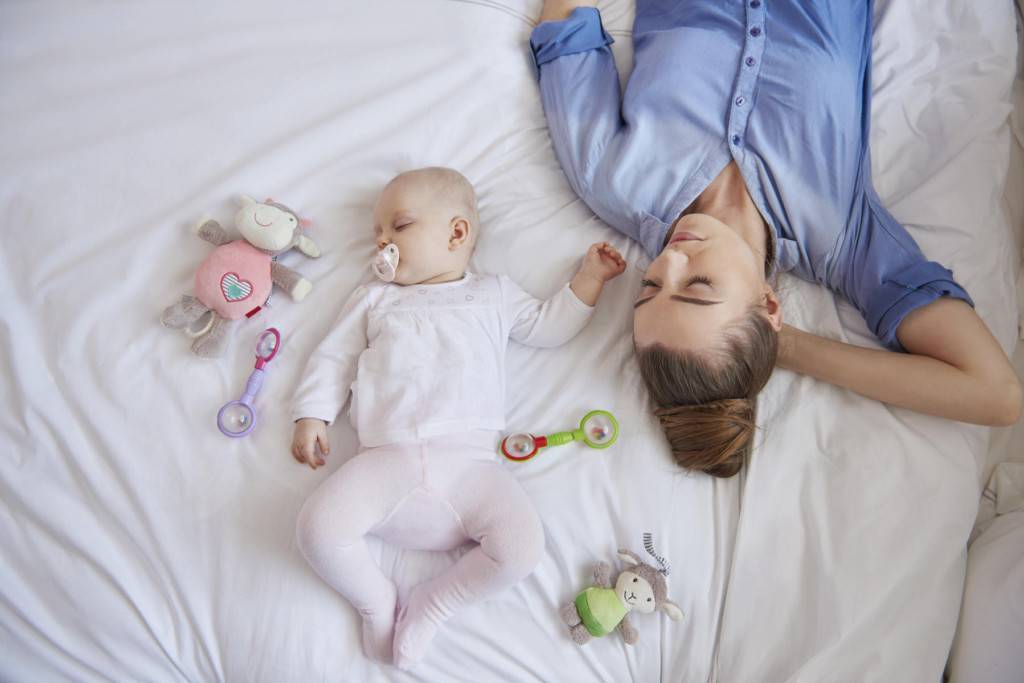 Как приучить новорождённого спать ночью?