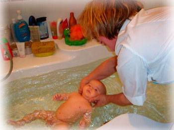 Приятные ритуалы: как правильно купать новорожденного ребенка в ванночке, чтобы он получал только удовольствие?
