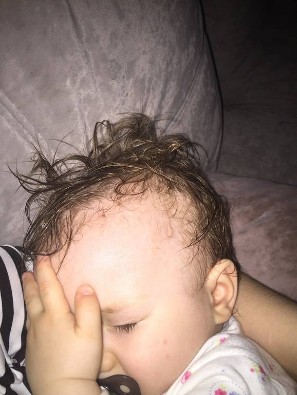 Е. комаровский: ребенок потеет во сне - причины, почему сильно потеет голова, когда засыпает