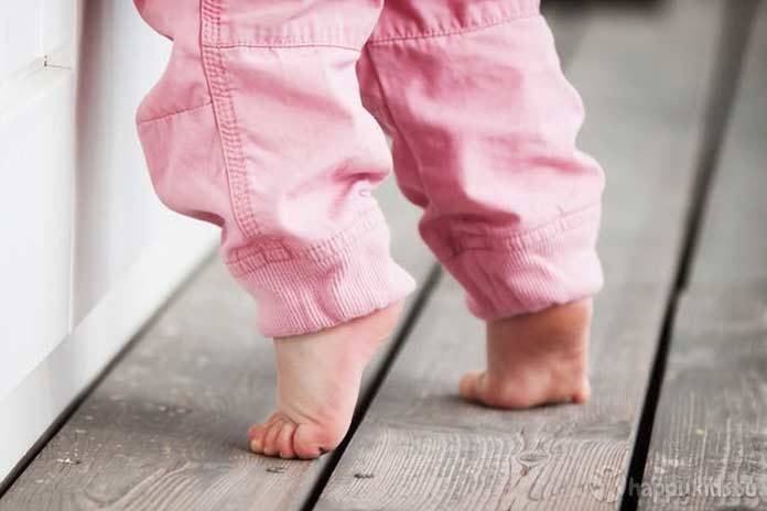 Ребенку 2 года, постоянно ходит на носочках. что делать?