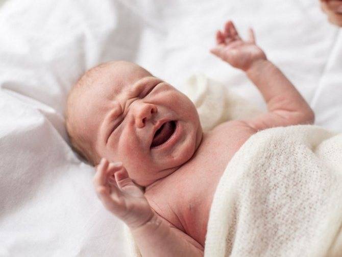 Трясется нижняя губа у новорожденного: что делать?