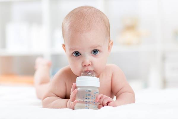 Надо ли поить водой младенца на гв