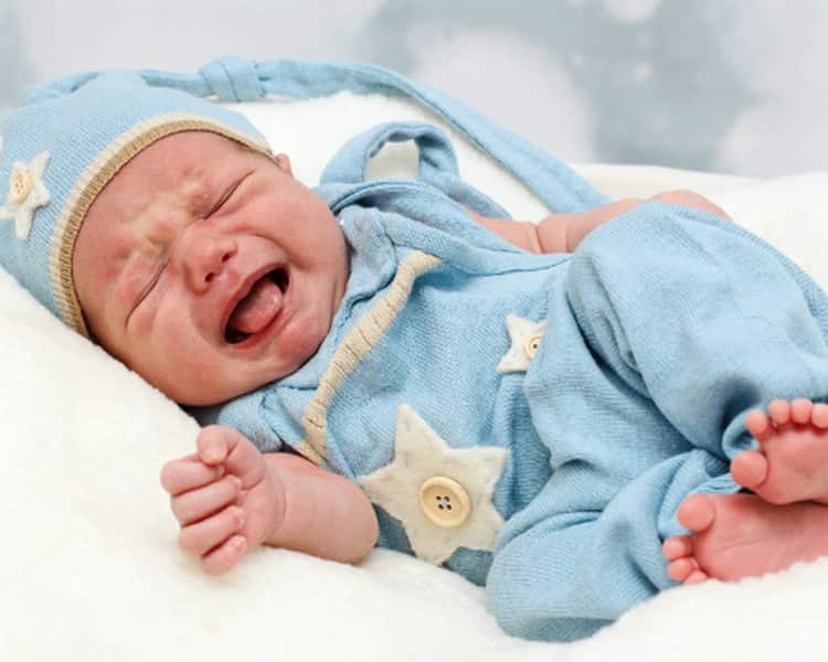 Симптомы и помощь при коликах у новорожденного