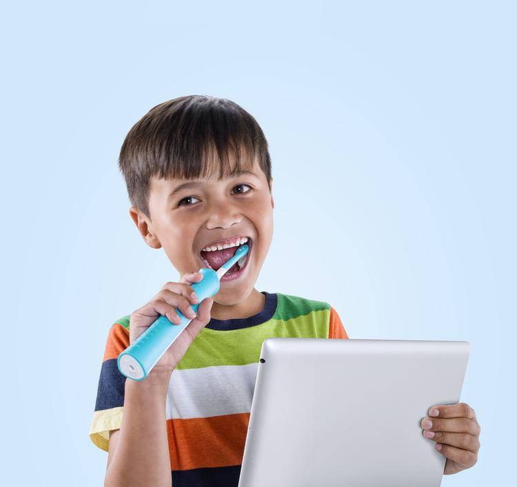 Когда начинать чистить зубы ребенку и как правильно это делать?