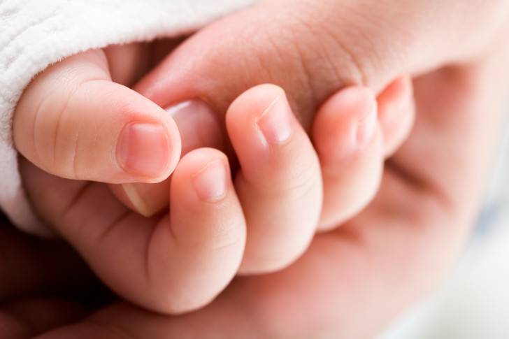 Как первый раз постричь ногти новорожденному