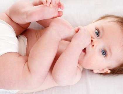 Как определить, почему новорожденный тужится и кряхтит во сне?