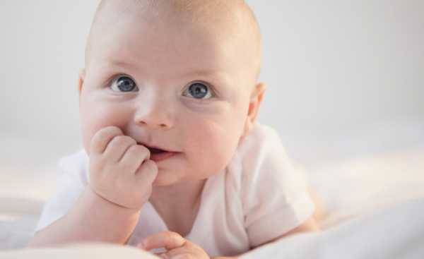 Новорожденный чихает: почему часто чихает грудной ребенок, причины чихания с постоянным покашливанием