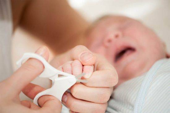 Как подстричь новорожденному ногти? 13 фото как правильно и когда их подстригать в первый раз младенцу?