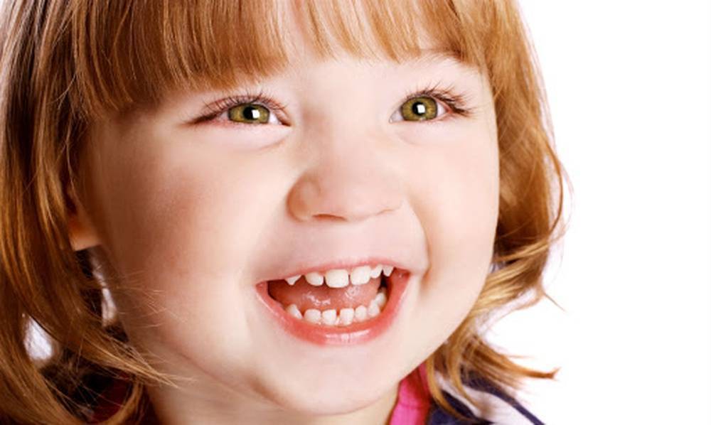 Сколько дней обычно прорезываются первые зубы у ребенка