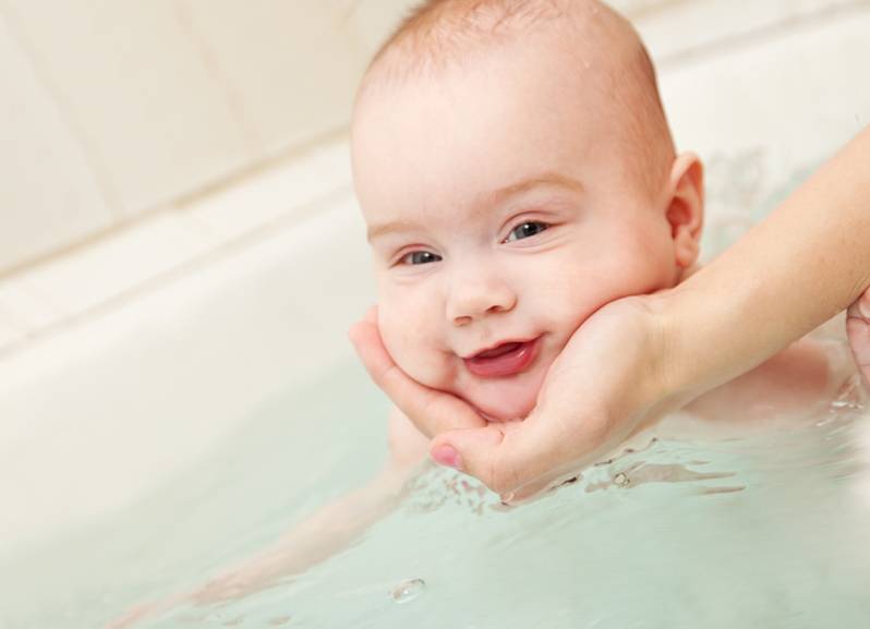 Как правильно купать новорожденного? учимся мыть и держать ребенка в воде