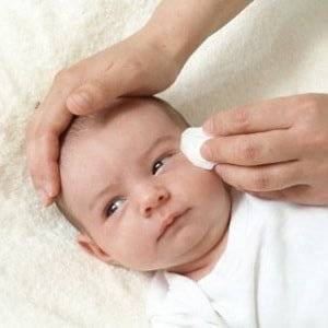 Как и чем правильно протирать и промывать глаза новорожденному ребенку