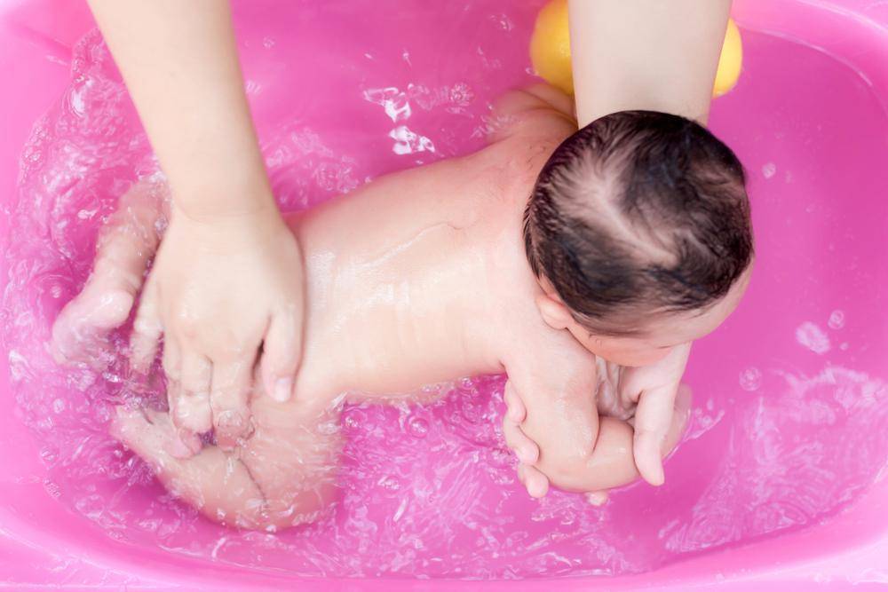 Как подмывать новорожденного: особенности и советы педиатров как правильно подмывать ребенка (75 фото)