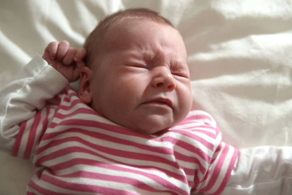 Новорожденный часто чихает — что делать