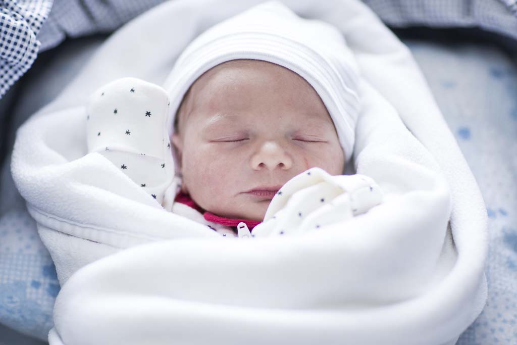 Полный список вещей, которые обязательно нужны в кроватку для новорожденного и что может пригодиться