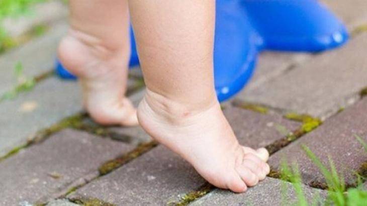 Должна ли ходьба малыша на цыпочках насторожить родителей?
