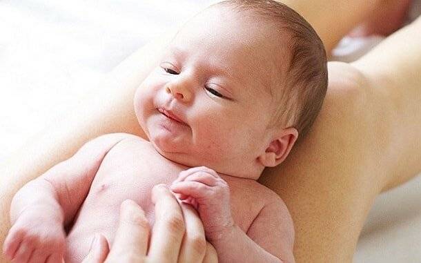 Гигиена новорожденных девочек, белый налет, особенности интимного ухода