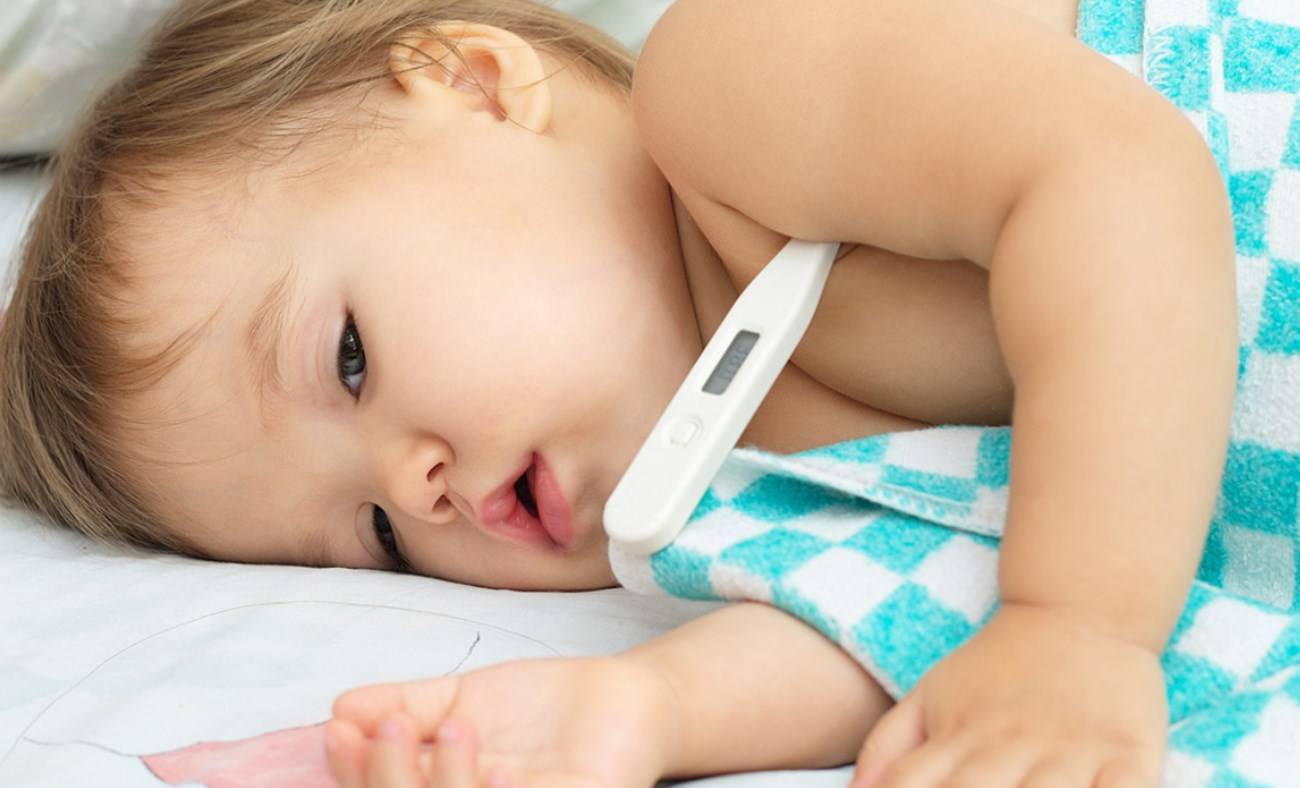 Сопли и температура у грудничка: как помочь младенцу при простуде