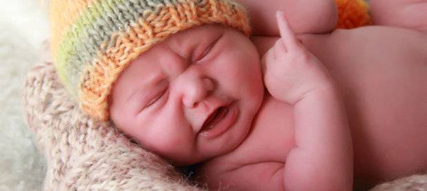 Почему новорождённый тужится и кряхтит во сне: причины и их решение