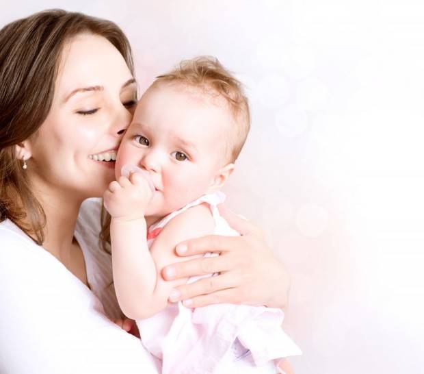 Срыгивание у новорожденных после кормления: причины, норма и отклонения